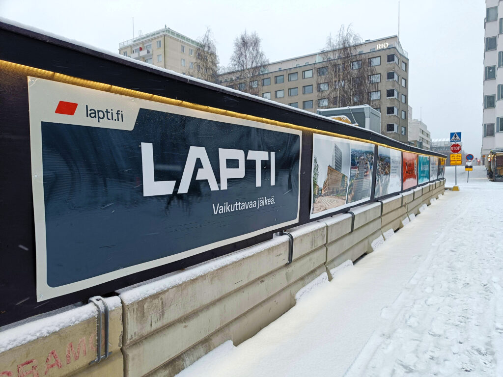 Rakennusliike Lapti rakentaa koteja, toimitiloja, päivä- ja hoivakoteja, kouluja sekä sairaaloita ympäri Suomea. | Construction company Lapti constructs homes, commercial properties, daycare centers, care homes, schools, and hospitals across Finland.