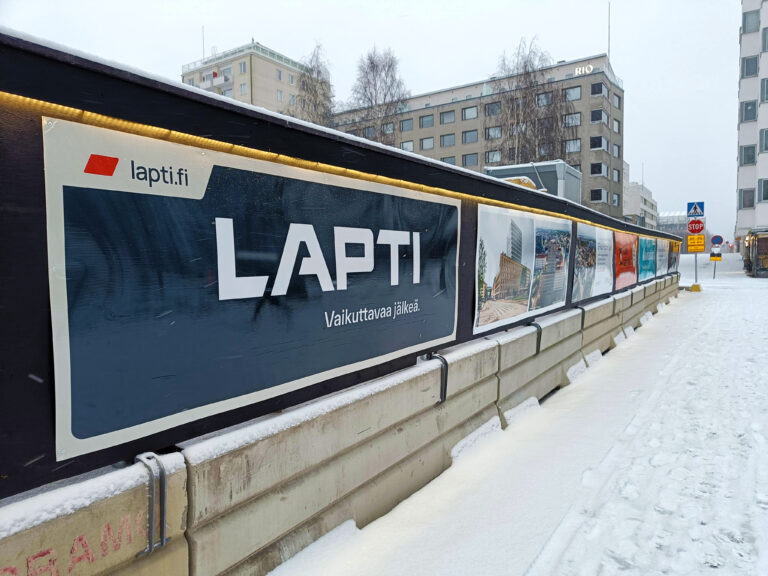 Rakennusliike Lapti rakentaa koteja, toimitiloja, päivä- ja hoivakoteja, kouluja sekä sairaaloita ympäri Suomea. | Construction company Lapti constructs homes, commercial properties, daycare centers, care homes, schools, and hospitals across Finland.